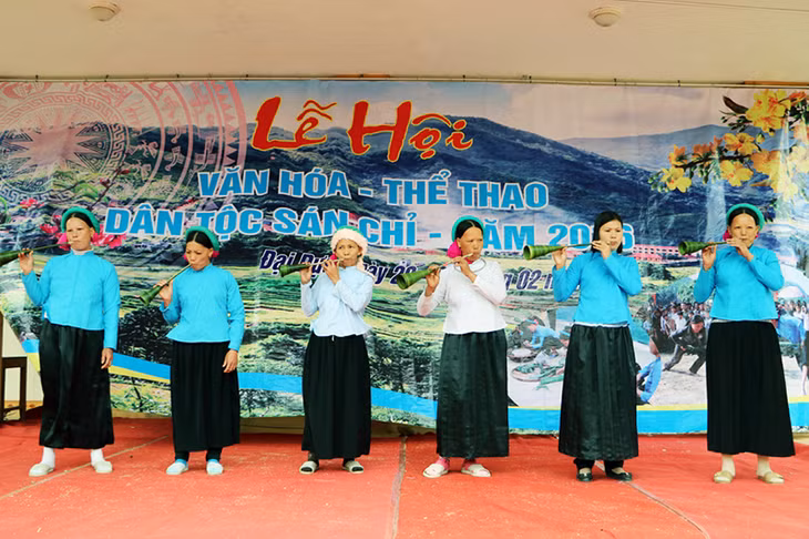 Các thiếu nữ Sán Chỉ trình diễn kèn lá dứa tại lễ hội.