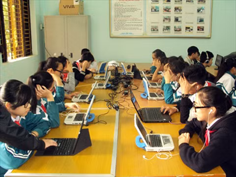 Học sinh lớp 9, Trường THCS Nguyễn Du (TX Đông Triều) dự thi IOE vòng cấp trường.