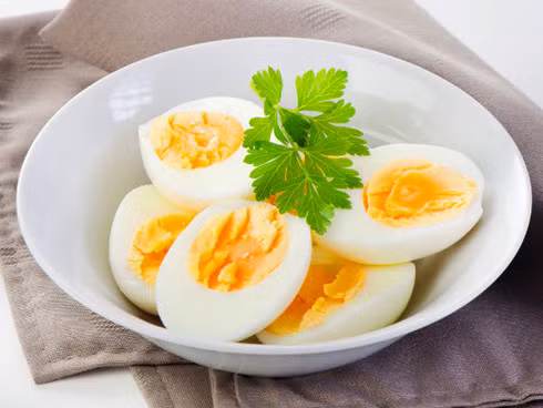 Bác sĩ khuyên không nên cho trẻ ăn nhiều trứng vì sẽ gây rối loạn tiêu hóa.