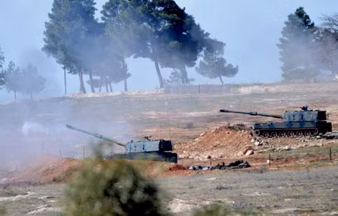 Xe tăng Thổ Nhĩ Kỳ gần biên giới Syria. Ảnh: AFP