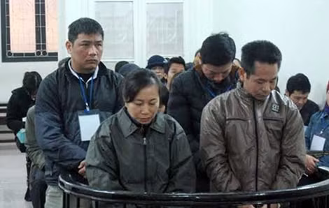 Bị cáo Vân và đồng bọn tại phiên xử.
