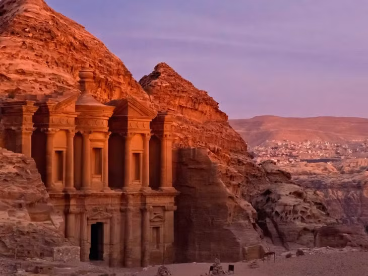 Petra, Jordan - “Indiana Jones và Cuộc thập tự chinh cuối cùng”: Petra được UNESCO công nhận là Di sản thế giới từ năm 1985, nhưng vẫn chưa phải là điểm đến hút khách. Các du khách phương Tây gần như không biết tới nơi này vào đầu những năm 1980. Tuy nhiên, từ khi bộ phim Indiana Jones và Cuộc thập tự chinh cuối cùng ra mắt vào năm 1989, một lượng lớn khách đã đổ về Petra để chiêm ngưỡng những di tích tuyệt đẹp, chất chứa đầy bí mật lịch sử. Ảnh: Business Insider.