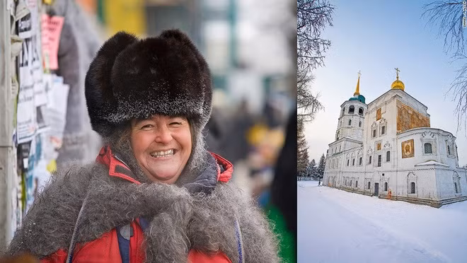Mọi người thường gọi Irkutsk là “thủ phủ của miền Đông Siberia”, nơi đây sở hữu nhiều nhà thờ có kiến trúc đẹp mắt (nhà thờ Spasskaya ảnh phải) theo kiểu tân cổ điển và các quán cà phê ấm cúng. Ngoài ra, Irkutsk cũng có vô số công ty du lịch tổ chức tour tham quan hồ Baikal.