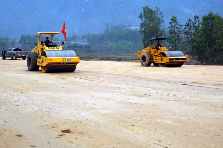 Cao tốc Hạ Long - Vân Đồn được chia thành 16 gói thầu, các nhà thầu đã huy động nhân lực, phương tiện máy móc, đang tổ chức thi công 6,1/60km.