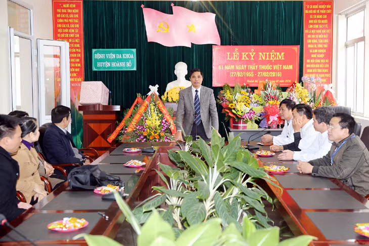 Đồng chí Vũ Văn Diện, Phó Chủ tịch UBND tỉnh phát biểu chúc mừng Bệnh viện Đa khoa Hoành Bồ.