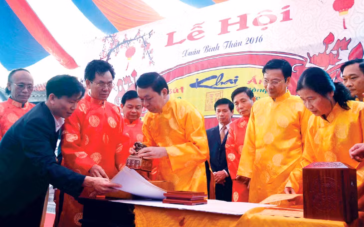 Đại tướng Trần Đại Quang, Uỷ viên Bộ Chính trị, Bộ trưởng Bộ Công an và lãnh đạo tỉnh thực hiện nghi thức khai ấn, khai bút đầu năm.