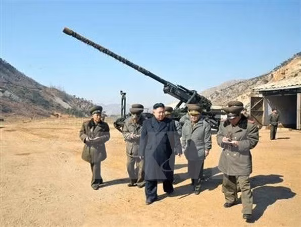 Nhà lãnh đạo Kim Jong-Un thăm một đơn vị pháo binh của quân đội Triều Tiên. (Nguồn: Reuters/TTXVN)