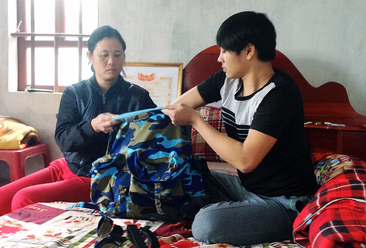 Gia đình Trần Văn Lộc, khu 6, phường Yên Giang (TX Quảng Yên) chuẩn bị quân tư trang cho em lên đường nhập ngũ.