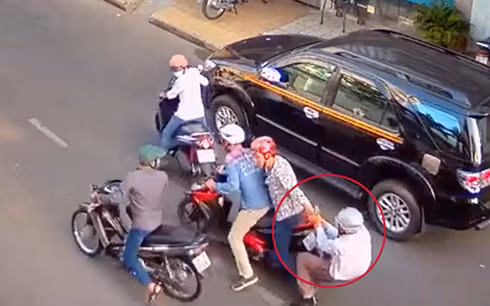 Nạn nhân của một vụ cướp giữa trung tâm TPHCM bị bọn cướp kéo lê khi cố giữ tài sản (Ảnh chụp từ clip)