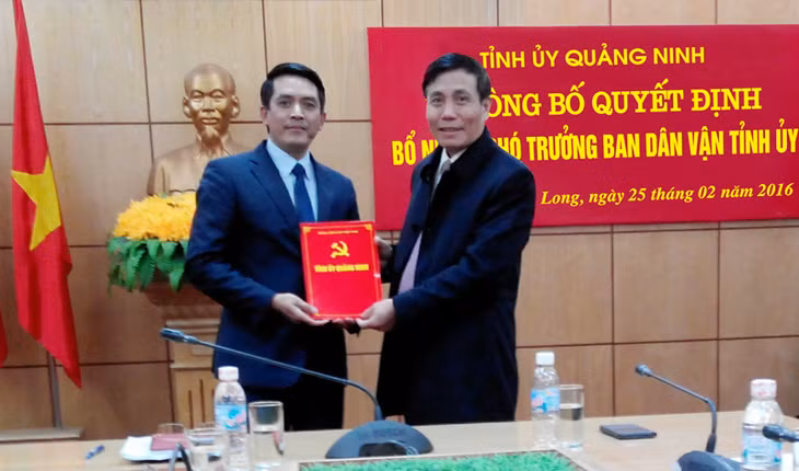 Đồng chí Vũ Ngọc Giao, Uỷ viên Ban Thường vụ, Trưởng Ban Tổ chức Tỉnh ủy trao Quyết định bổ nhiệm đối với đồng chí Vũ Ngọc Tuấn