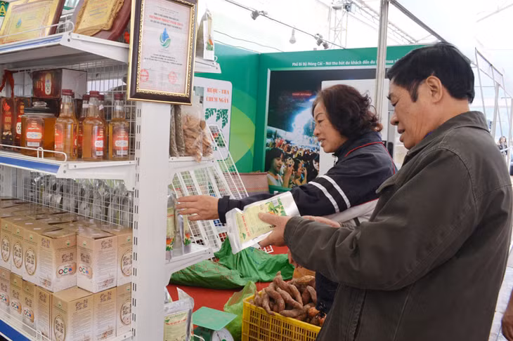 Người dân xem xét, lựa chọn các sản phẩm