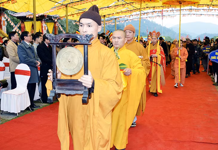 Màn rước lễ trong Lễ khai hội Xuân Yên Tử 2016
