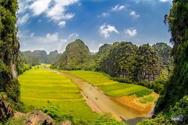 Quần thể danh thắng Tràng An là một địa danh du lịch tổng hợp gồm các di sản văn hóa và thiên nhiên được UNESCO công nhận là di sản thế giới hỗn hợp đầu tiên của Việt Nam năm 2014.