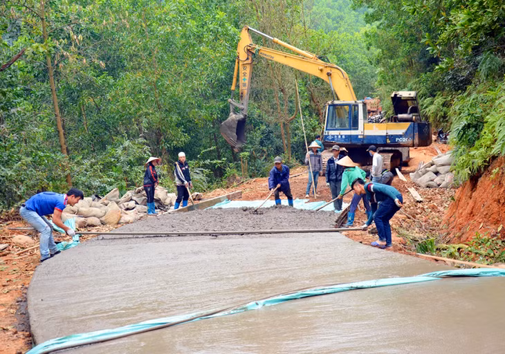 Đoàn Thanh niên huyện Tiên Yên là lực lượng chủ chốt, phối hợp với các lực lượng thanh niên tình nguyện và bà con nhân dân các xã Đại Dực, Phong Dụ đảm nhận thi công tuyến đường.