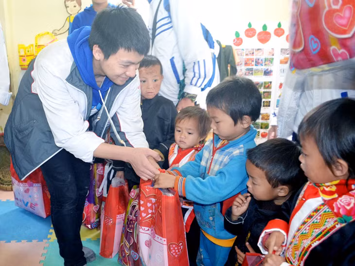 Học sinh Trường THPT Lê Quý Đôn (TP Cẩm Phả) trao quà Tết cho các em nhỏ điểm trường Mầm non Phạt Chỉ (xã Đồng Văn, huyện Bình Liêu).