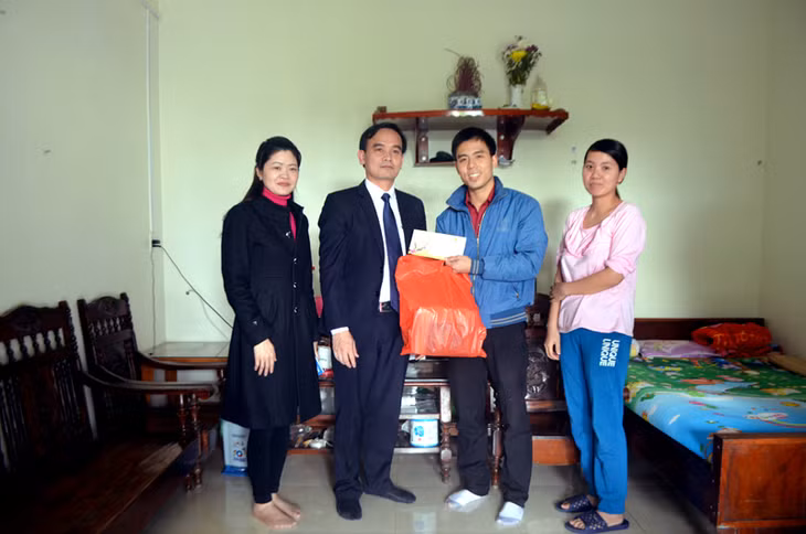 Ông Lê Thanh Xuân, Phó Chủ tịch Công đoàn TKV (thứ hai, từ trái sang) tặng quà cho gia đình công nhân có hoàn cảnh khó khăn Công ty Than Uông Bí.