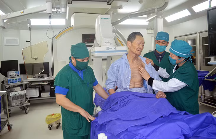 Các y, bác sĩ Trung tâm Tim mạch, Bệnh viện Đa Khoa tỉnh, thăm khám cho bệnh nhân Nguyễn Văn Anh, khu 4, phường Hà Tu (TP Hạ Long).