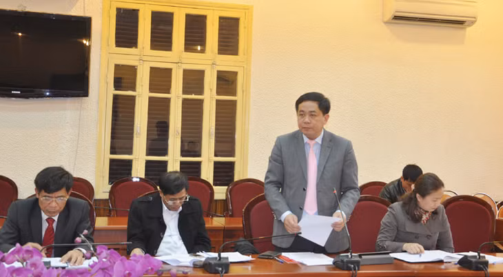 Lãnh đạo huyện Bình Liêu phát biểu tại cuộc họp.
