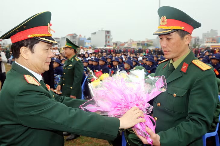 Các đồng chí: Nguyễn Đức Long, Phó Bí thư Tỉnh ủy, Chủ tịch UBND tỉnh, Chủ tịch Hội đồng nghĩa vụ quân sự tỉnh và Trung tướng Đỗ Căn, Chính ủy Quân khu 3 tặng hoa chúc mừng tân binh lên đường nhập ngũ.