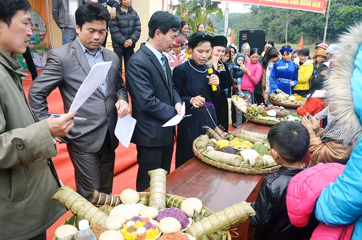 Thi làm các món ẩm thực tại Lễ hội Văn hoá dân tộc Tày năm 2016 tại xã Phong Dụ (Tiên Yên).