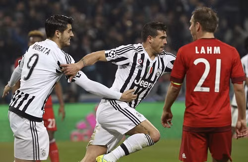Sturaro (giữa) ghi bàn ấn định tỷ số 2-2. Ảnh: Reuters.