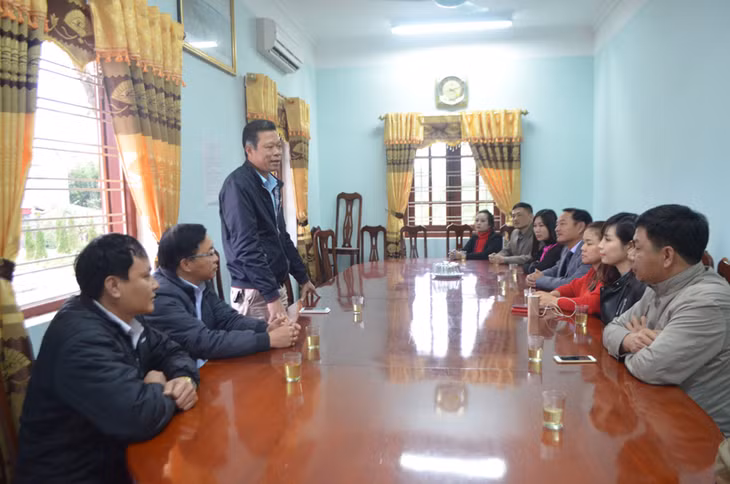 Lãnh đạo xã Đồng Rui giới thiệu về các cơ hội đầu tư trong lĩnh vực nuôi trồng thủy hải sản và du lịch sinh thái của xã.