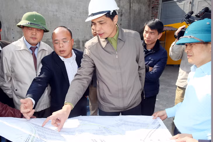 Đồng chí Vũ Văn Diện, Phó Chủ tịch UBND tỉnh kiểm tra một số vị trí nhà trong diện phải giải tỏa tại phường Hà Tu, TP Hạ Long.