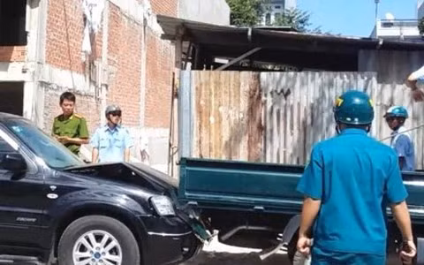 Bà Tuyết bất ngờ nhấn ga tông vào đuôi xe tải của phường 10 đang làm nhiệm vụ.