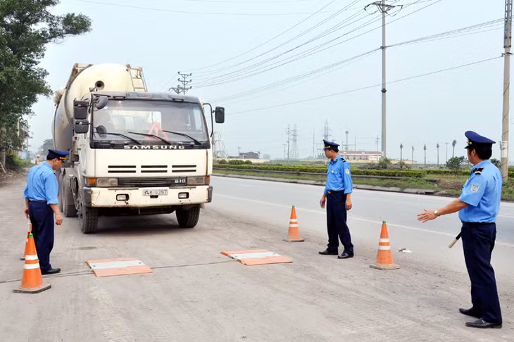 Lực lượng thanh tra giao thông thực hiện cân xe tại Trạm kiểm tra tải trọng xe lưu động đặt tại Km103+800, QL18, đoạn qua TX Đông Triều.