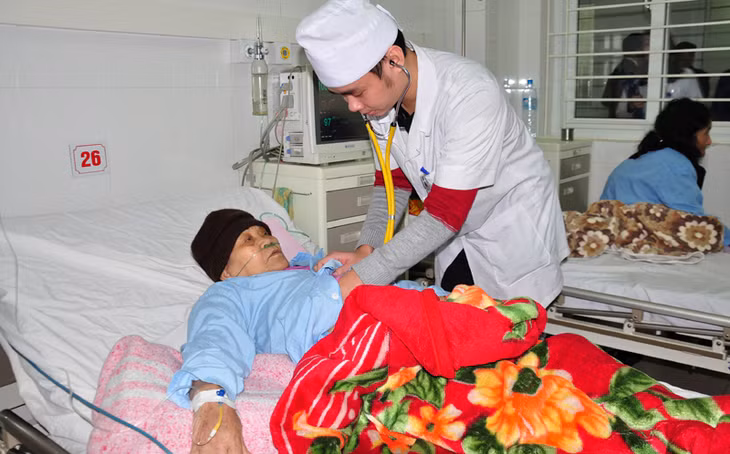 Bác sĩ Bệnh viện Đa khoa khu vực Cẩm Phả thăm khám cho bệnh nhân điều trị nội trú tại Bệnh viện trong dịp Tết Bính Thân 2016.