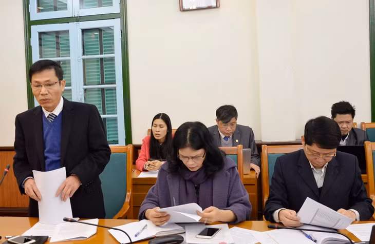 Lãnh đạo Sở Y tế trình bày báo cáo đánh giá lộ trình thực hiện BHYT toàn dân của tỉnh giai đoạn 2011-2015.
