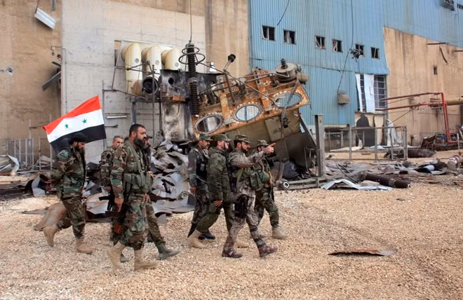 Quân đội chính phủ Syria tài kiểm soát một nhà máy ở Aleppo, ngày 21/2. (Nguồn: AFP)