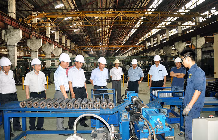 Dây chuyền sản xuất con lăn băng tải của Công ty được nhiều đơn vị trong ngành tham quan, học tập.