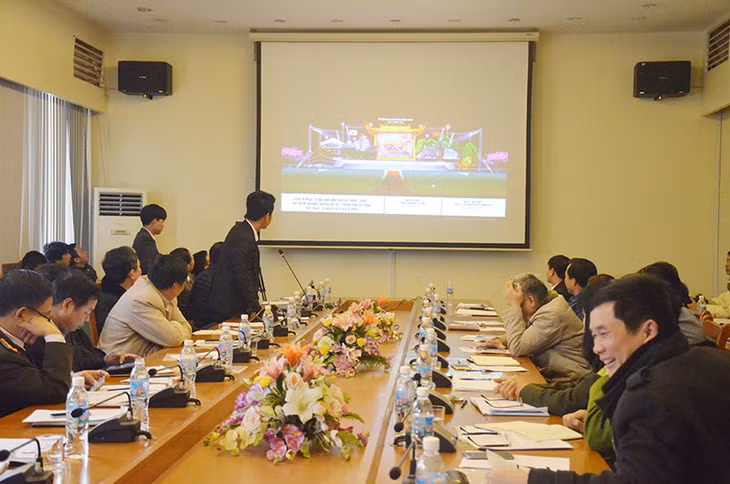 Đại diện công ty trang trí ma két sân khấu trình bày maket lễ hội