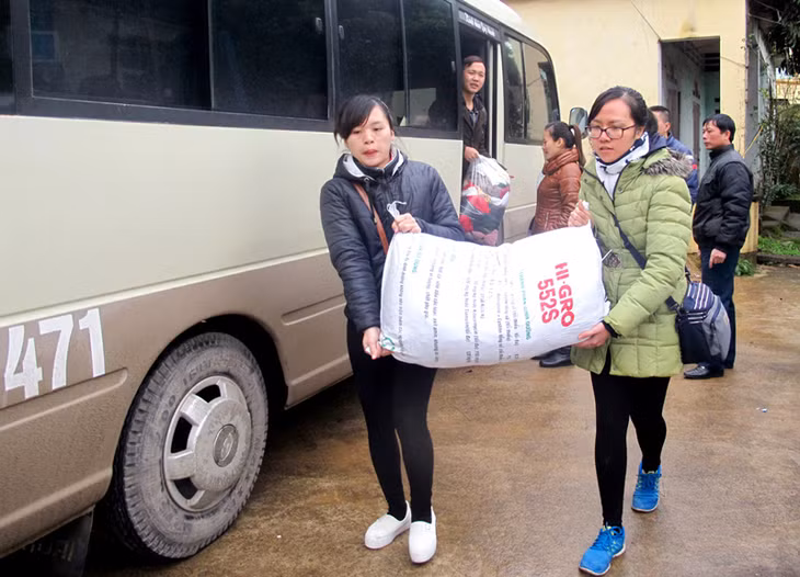 ĐVTN các trung tâm Anh ngữ trên địa bàn tỉnh vận chuyển quà tài trợ ủng hộ trẻ em vùng cao Bình Liêu. Ảnh: Bá Trinh (Tỉnh Đoàn)