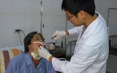 Một bệnh nhân bị ung thư lưỡi.