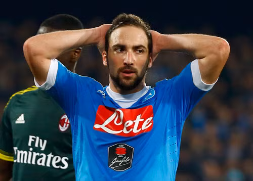 Higuain bỏ lỡ nhiều cơ hội trước Milan. Ảnh: Reuters.