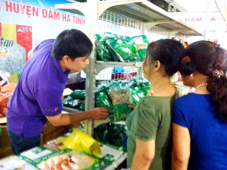 Sản phẩm OCOP củ cải phên Đầm Hà được người tiêu dùng ưa chuộng tại Hội chợ OCOP Quảng Ninh 2016. Ảnh: Thanh Nga (Đài Đầm Hà)