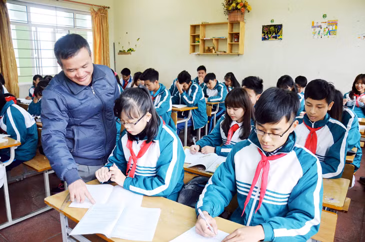 Thầy giáo Bùi Đình Vĩnh (Trường THCS Hà Trung, TP Hạ Long) trong giờ lên lớp giảng bài cho học sinh.