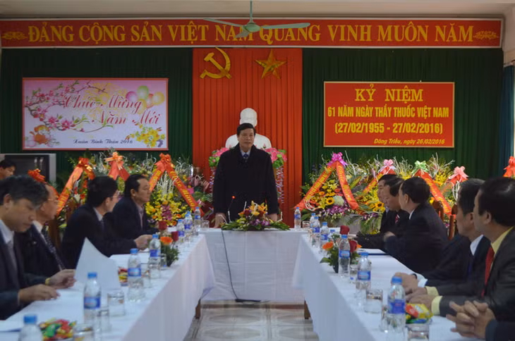 Đồng chí Nguyễn Đức Long, Chủ tịch UBND tỉnh thăm, động viên cán bộ, bác sĩ làm việc tại Bệnh viện đa khoa Đông Triều.