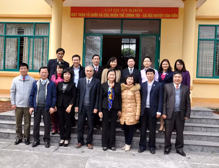 Đồng chí Đồng chí Đỗ Thị Hoàng, Phó Bí thư Thường trực Tỉnh uỷ, Trưởng Đoàn ĐBQH tỉnh và Đoàn công tác chup ảnh lưu niệm với CBCC làm việc tại cơ quan tham mưu, giúp việc trong khối MTTQ và các đoàn thể chính trị, xã hội huyện Vân Đồn