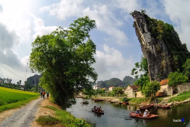 Bối cảnh được chọn gồm một thung lũng rộng 2 ha bên trong quần thể danh thắng Tràng An (giữa Tam Cốc - Bích Động và khu bến thuyền Tràng An). Đường vào Thung Nắng (trong hình) phải đi bằng thuyền khoảng 3 km. Từ bến đò Thạch Bích, trong không gian rộng lớn của thung lũng, du khách sẽ có cảm giác như được hoà mình vào thiên nhiên, tận hưởng bầu không khí trong lành yên tĩnh.