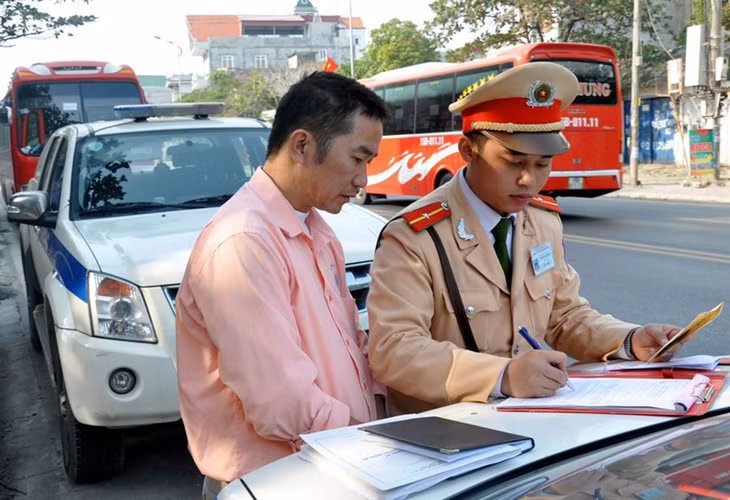 CSGT Công an tỉnh xử phạt các trường hợp vi phạm TT ATGT.