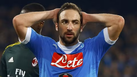 Sự tiếc nuối của Higuain khi không thể đưa Napoli giành lại ngôi đầu từ tay Juventus