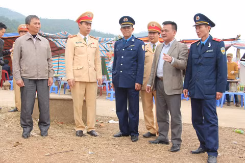 Đoàn kiểm tra công tác an toàn đường thủy tại bến đò đi Chùa Lôi âm 