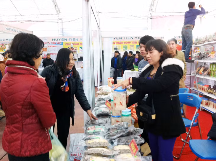 Gian hàng trưng bày măng mai, ba kích, mật ong và nhiều sản phẩm khác của Ba Chẽ tại Hội chợ OCOP tỉnh Quảng Ninh xuân 2016.