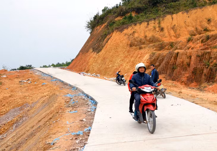 Người dân ở các thôn cũng hân hoan hơn với niềm vui đi lại thuận tiện. 