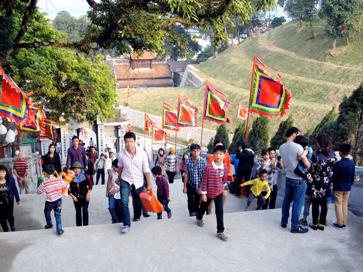 Du khách về tham quan, đi lễ tại đền Cửa Ông (TP Cẩm Phả).