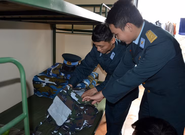 Tiếp đó, cán bộ khung huấn luyện thuộc Tiểu đoàn 11 hướng dẫn tân binh sắp đặt quân trang, ổn định tinh thần, sẵn sàng cho đợt huấn luyện. 