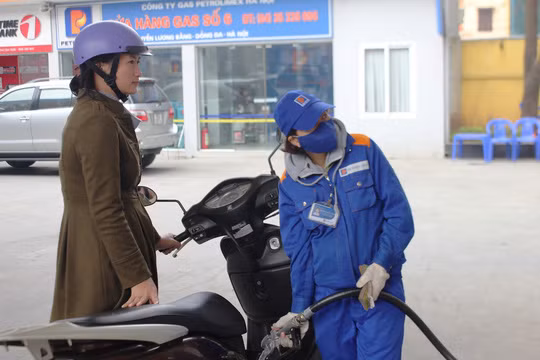 Giá xăng RON 92 chỉ còn 13.750 đồng/lít - Ảnh: Nguyễn Hưởng
